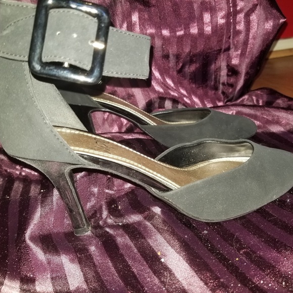 SOLD * Black heels - Picture 4 of 4